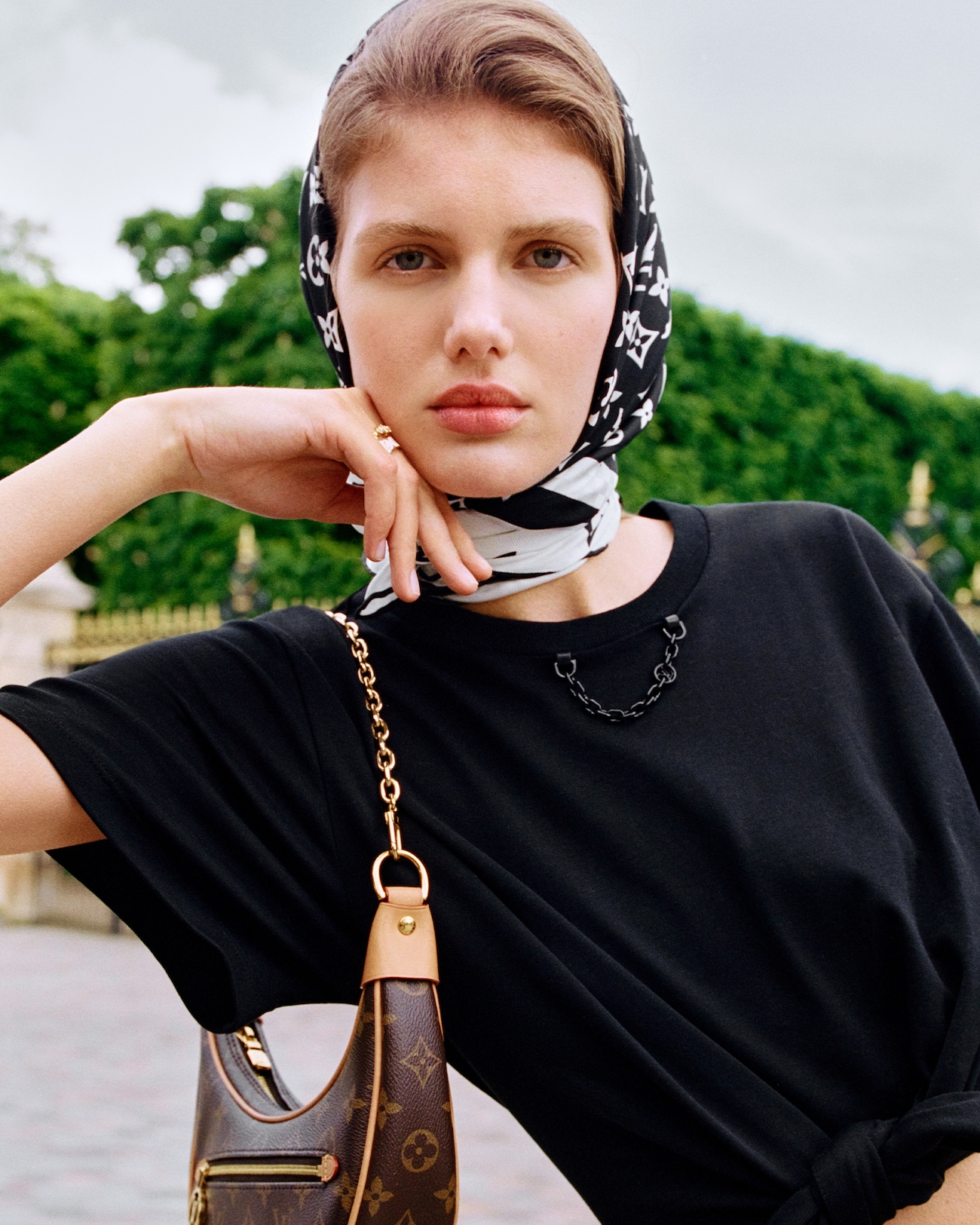Women's Silk Scarves, Squares, Bandeaus in Luxe Prints | LOUIS VUITTON